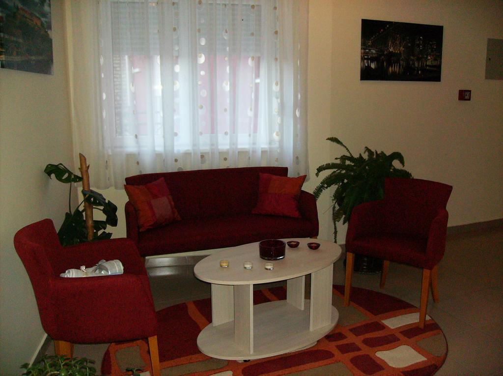 B&B Zmajevo Gnezdo 021 Sremska Kamenica Esterno foto