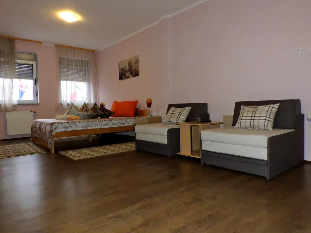 B&B Zmajevo Gnezdo 021 Sremska Kamenica Esterno foto